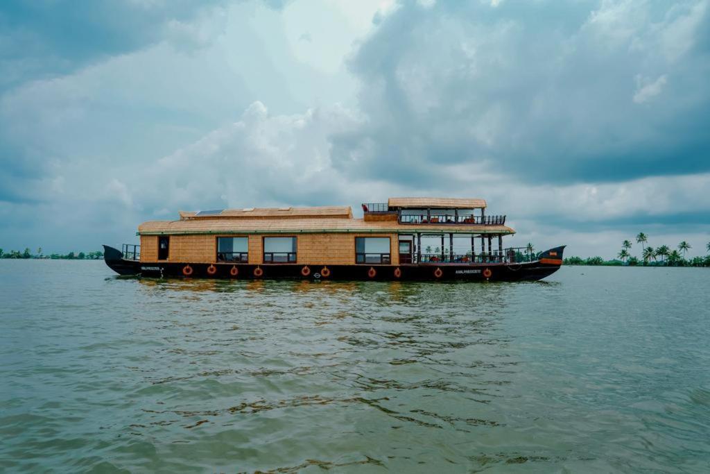 Готель Why Not Houseboat Alappuzha Екстер'єр фото