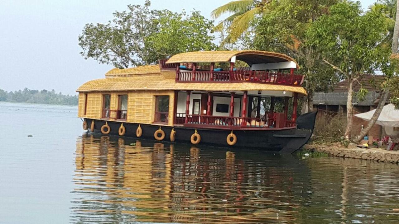Готель Why Not Houseboat Alappuzha Екстер'єр фото